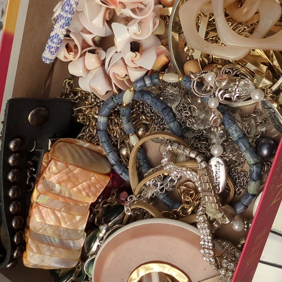 SOLD Bag 6AI - Mixed Wearable Jewelry And Craft Pieces, Many Bracelets 622g - Picture 9 of 9